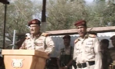 وزير الدفاع خلال القائه كلمته امام منتسبي الوحدات العسكرية والأمنية بأبين